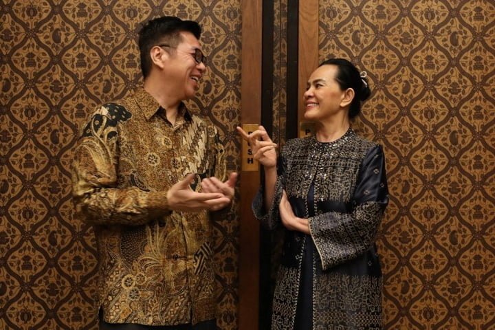 Chief Executive Officer Banpu Public Company Limited Somruedee Somphong (kanan) dan Direktur Utama PT Indo Tambangraya Megah Tbk (ITMG) Mulianto saat wawancara di Kabupaten Tangerang, Banten, Selasa (14/11)