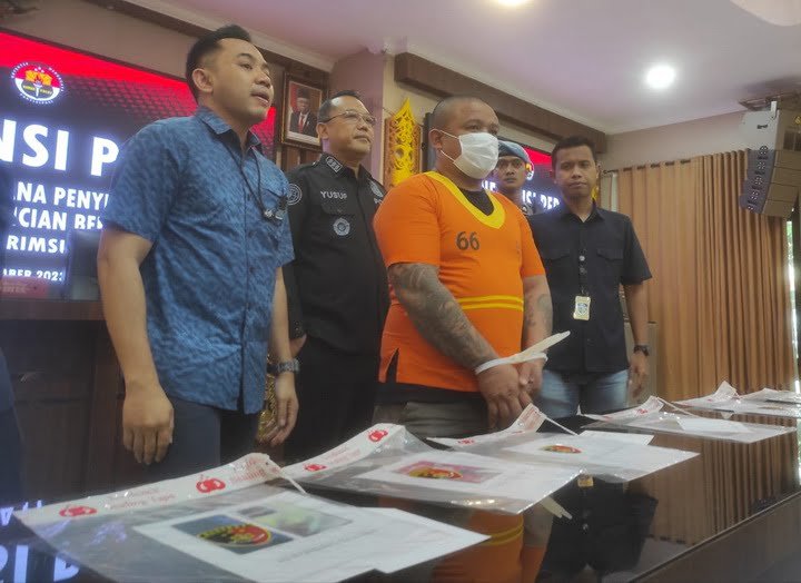 Pelaku menuliskan komentar pada postingan grup facebook sulawesi utara community yang bertuliskan ”berarti sekarang torang orang minahasa somo bage sembarang target