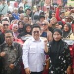 Rendi Solihin serahkan tandon pada warga Muara Badak