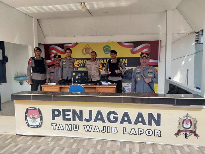 Satuan Brimob Polda Kaltim Batalyon A Pelopor terus patroli ke kantor Komisi Pemilihan Umum (KPU) dan Badan Pengawas Pemilu (Bawaslu) Kota Balikpapan