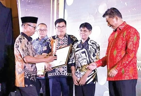 WhatsApp Image 2023 11 30 at 22.17.06 Sukses, Program Terang Kampongku Raih Cum Loude Award dari Unmul PROKALTIM