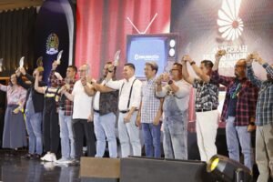 Immigration PR Of The Year Sub Kategori Best Creator (Habil Ashari), Terbaik Ketiga Immigration PR Of The Year Sub Kategori Best Leader (Adrian Soetrisno) dan Terbaik Ketiga Pengelola Media Sosial Kategori Imifluencer Sub Kategori Kantor Imigrasi Kelas I.