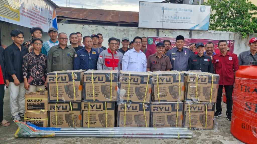 WhatsApp Image 2023 12 17 at 18.13.17 Rendi Solihin Silaturahmi Sekaligus Serahkan Mesin Cas ke Nelayan di Bantaran Sungai Mahakam PROKALTIM