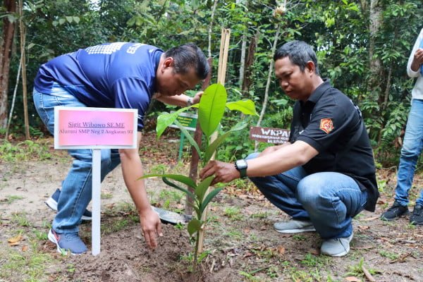 WhatsApp Image 2023 12 18 at 19.45.13 Sigit Wibowo, Alumni SMPN 2, Apresiasi Kegiatan Tanam Pohon untuk Penghijauan di SMPN 2 Balikpapan PROKALTIM