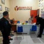 Anggota Brimobda kaltim, melakukan patroli pengamanan di bawaslu