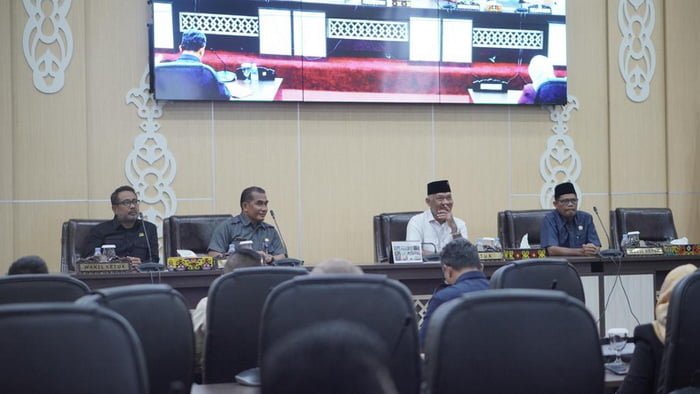 DPRD Kota Balikpapan menggelar rapat paripurna ke 32- masa sidang III di ruang rapat Paripurna DPRD Balikpapan