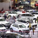 Pengunjung mengamati mobil dalam pameran Indonesia International Motor Show (IIMS) 2023 di JIExpo Kemayoran, Jakarta, Kamis (16/2/2023)