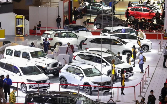 Pengunjung mengamati mobil dalam pameran Indonesia International Motor Show (IIMS) 2023 di JIExpo Kemayoran, Jakarta, Kamis (16/2/2023)