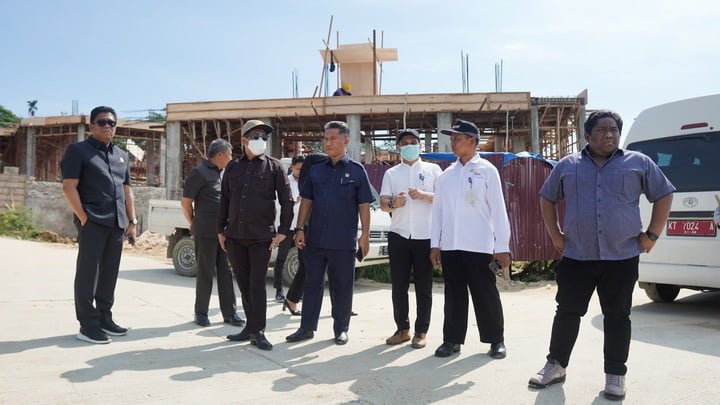 Anggota Komisi IV DPRD Kota Balikpapan melakukan peninjauan pembangunan sekolah terpadu di Perum Regency
