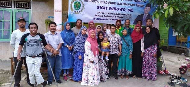 masyarakat Balikpapan, khususnya di Kecamatan Balikpapan Selatan, Balikpapan Timur, dan Balikpapan Kota meminta perbaikan jalan lingkungan dan drainase di derah padat penduduk hingga sarana dan prasarana ibadah. Demikian disampaikan Wakil Ketua DPRD Kaltim Sigit Wibowo saat melakukan reses belum lama ini.