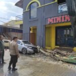 Atap Serta Dinding Bangunan Ruko Eks Kafe Ambruk, Timpa 2 Unit Mobil