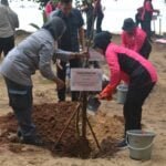 Peringati HUT ke-44 YKB, Pantai Stalkuda Dihijaukan Bhayangkari Kaltim
