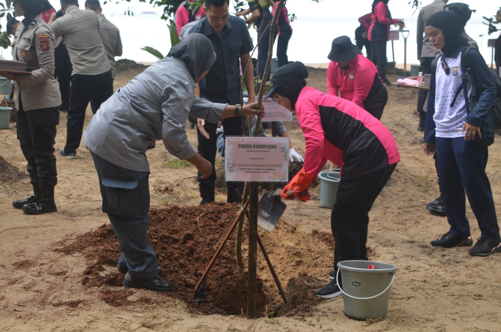 Peringati HUT ke-44 YKB, Pantai Stalkuda Dihijaukan Bhayangkari Kaltim