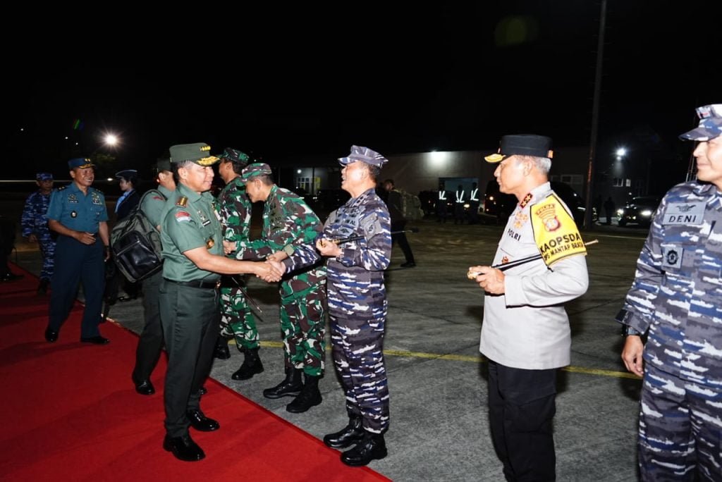 WhatsApp Image 2024 01 17 at 21.04.15 Kapolda Kaltim Sambut Kedatangan Panglima TNI di Bumi Etam PROKALTIM