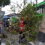 Laka Tunggal Angkot di Gn. Bakaran Balikpapan, Brimob Batalyon A Bantu Evakuasi