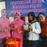 Botol berisi cairan kuning (sabun) hasil kegiatan Bhayangkari Ranting Kawasan Pelabuhan Samarinda. (Foto: Ps)