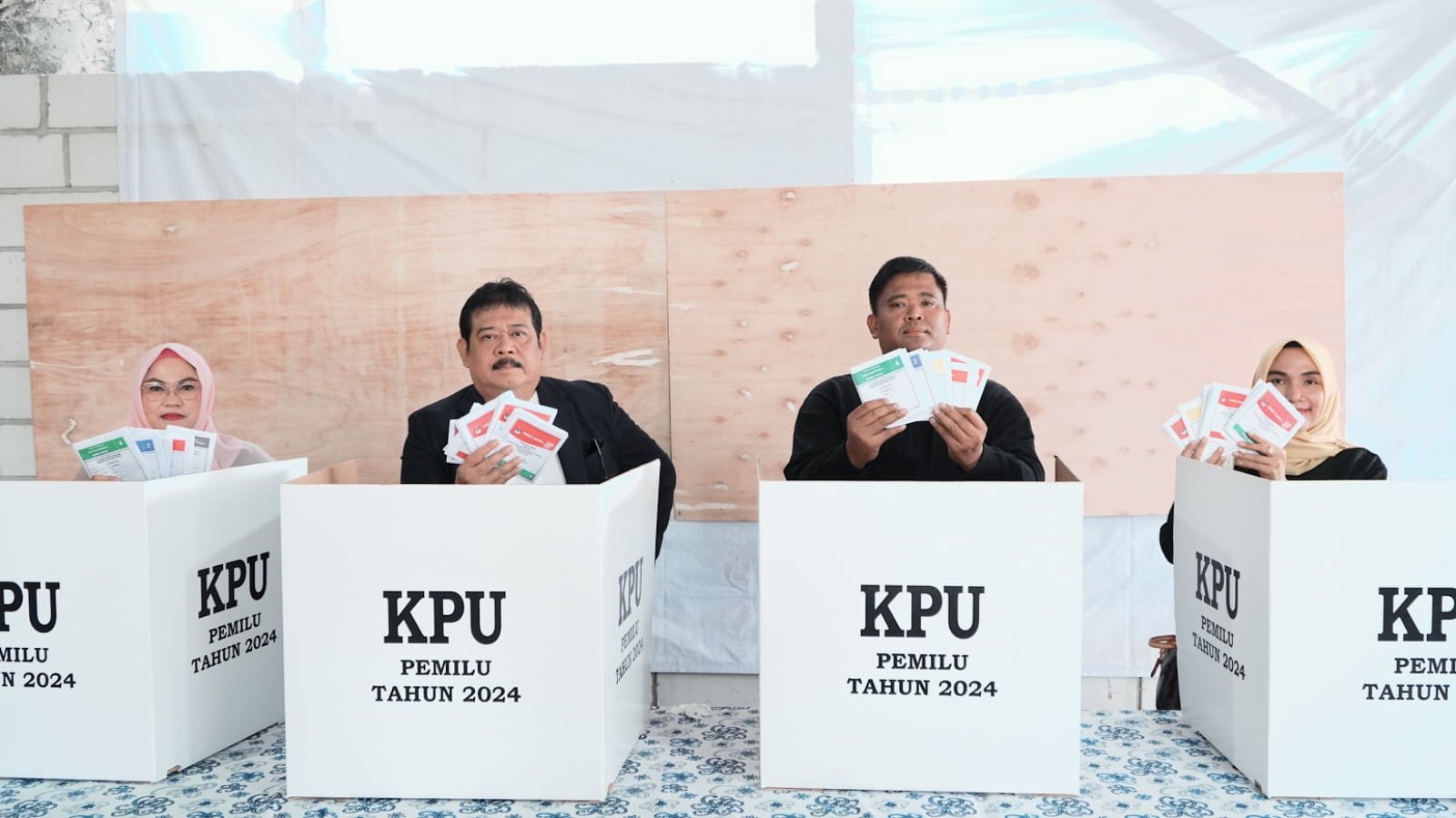 WhatsApp Image 2024 02 16 at 09.42.02 Abdulloh Ketua DPRD Kota Balikpapan dan Keluarga Nyoblos di TPS 42 Batu Ampar PROKALTIM