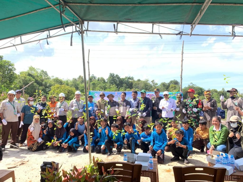 WhatsApp Image 2024 02 27 at 15.59.03 Apical Semarakkan HUT ke-127 Kota Balikpapan melalui Kegiatan Penanaman Pohon di Bendungan Sungai Wain PROKALTIM