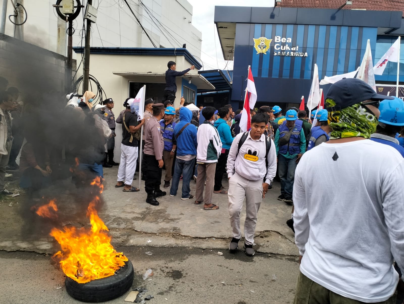 WhatsApp Image 2024 03 07 at 21.06.57 Ratusan Buruh Gelar Demo di Kantor Bea Cukai Samarinda, Kembalikan Aktivitas STS ke Muara Berau PROKALTIM
