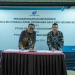 General Manager PLN Unit Induk Distribusi Kalimantan Timur dan Kalimantan Utara, Agung Murdifi dan Direktur PT Kalimantan Ferro IndustryI, Li Jian saat melakukan penandatanganan Amandemen Perjanjian Jual Beli Tenaga Listrik dari 100 Mega Volt Ampere (MVA) menjadi 300 MVA, pada Selasa (5/3) di Jakarta.