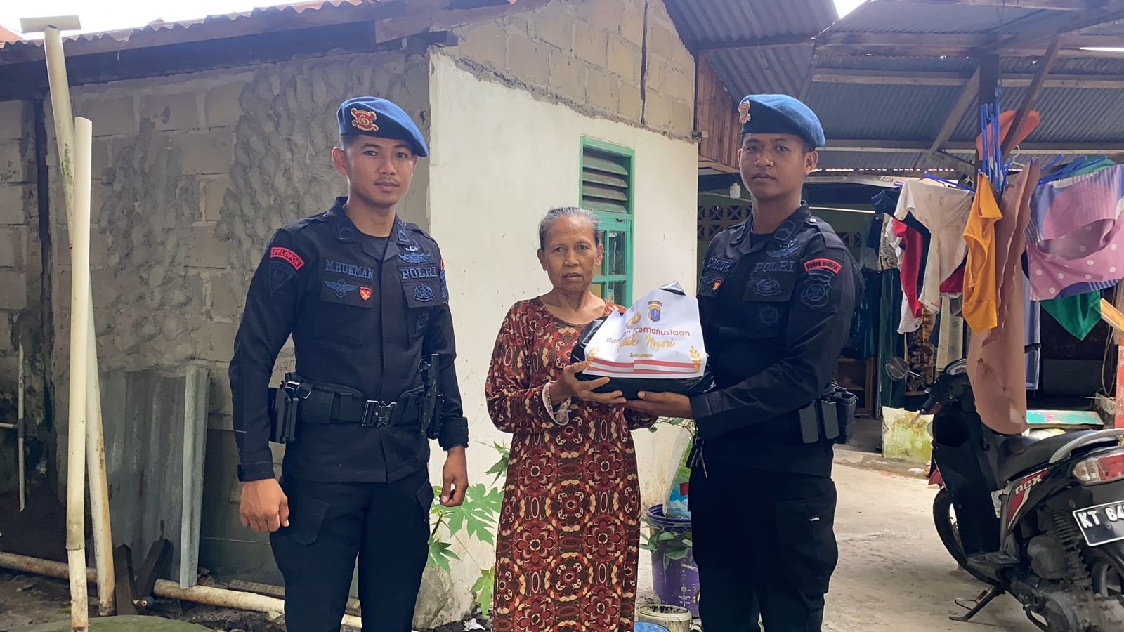 WhatsApp Image 2024 03 16 at 18.12.28 Berkah Bulan Suci Ramadan, Batalyon A Pelopor Brimob Polda Kaltim Berbagi Sembako PROKALTIM