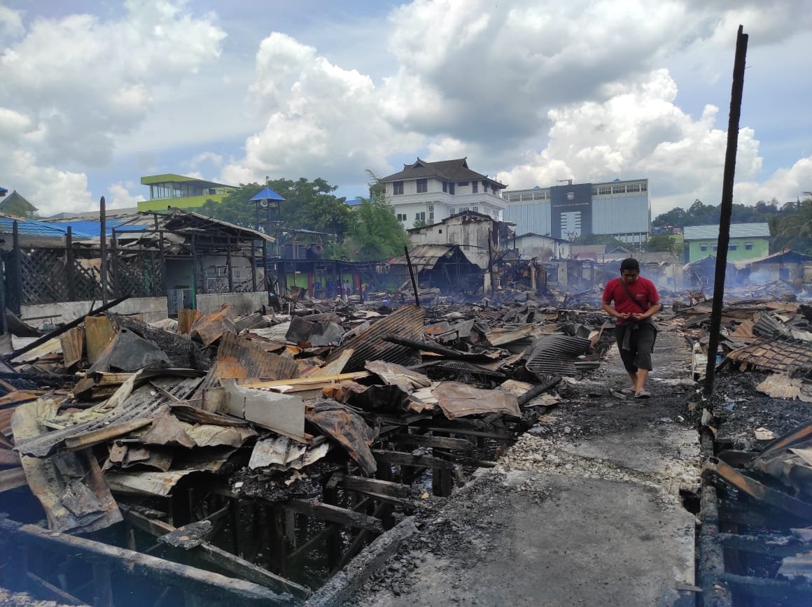 Merasa Prihatin, Wali Kota Balikpapan Tinjau Lokasi Kebakaran Klandasan Ulu PROKALTIM 2 WhatsApp Image 2024 03 18 at 11.28.10 PM Merasa Prihatin, Wali Kota Balikpapan Tinjau Lokasi Kebakaran Klandasan Ulu PROKALTIM