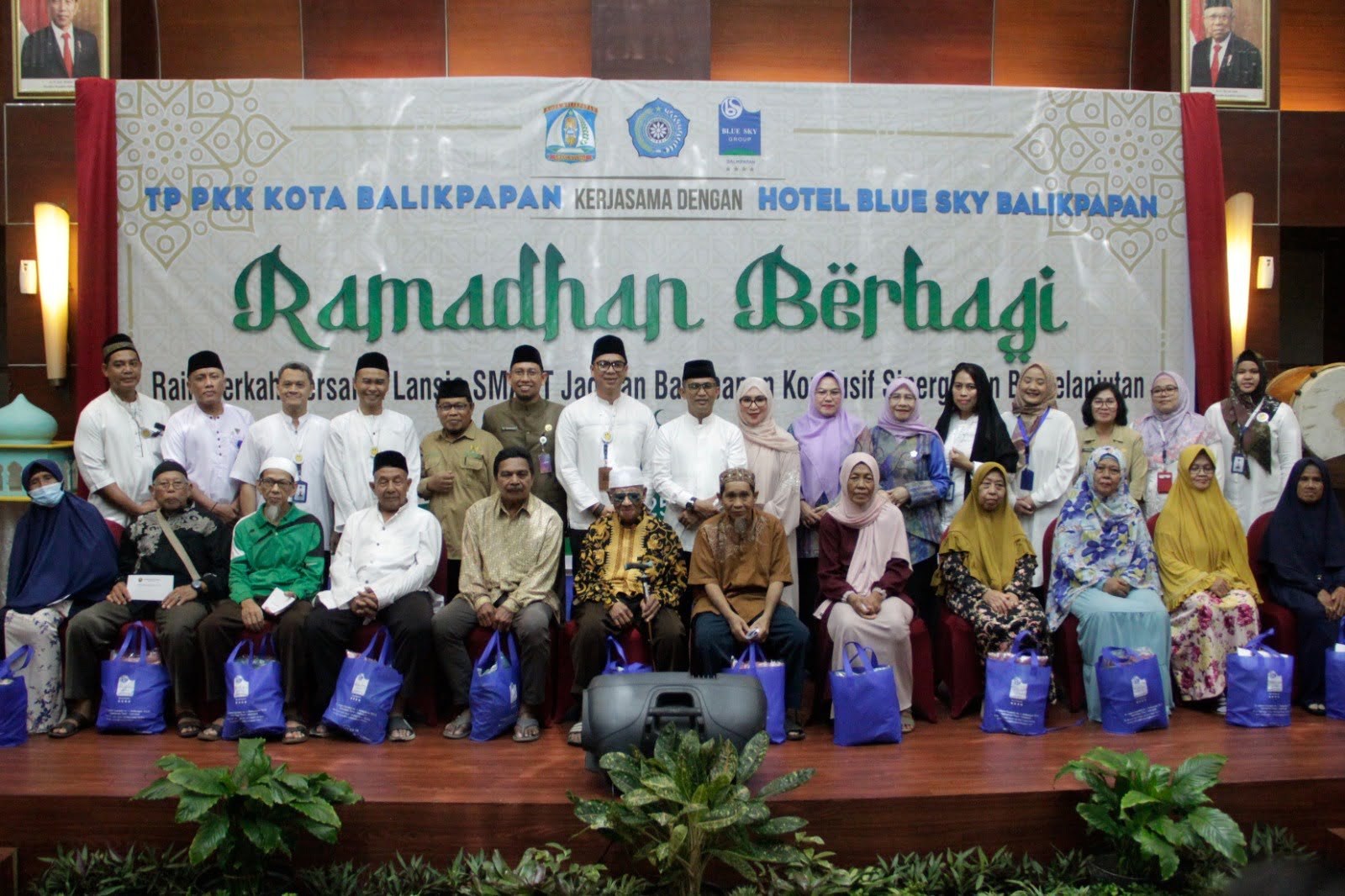 Hotel Blue Sky Balikpapan Bersama TP PPK Kota Balikpapan Berikan Bingkisan Ramadan untuk Lansia