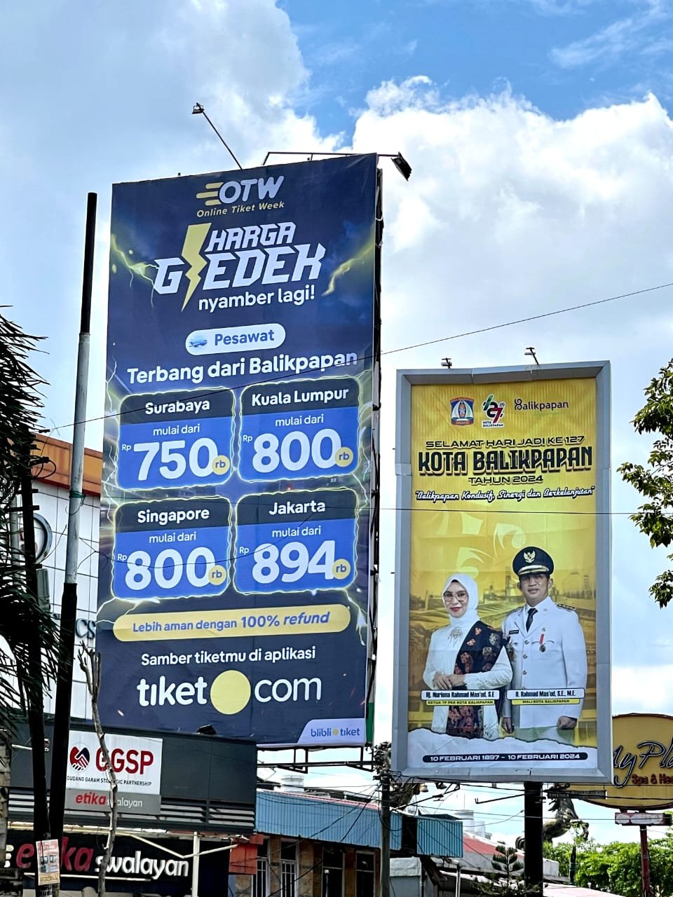 KETERANGAN FOTO: Dua baliho billboard yang berlokasi di Jalan Jenderal Sudirman, tepatnya di depan e-walk Balikpapan.