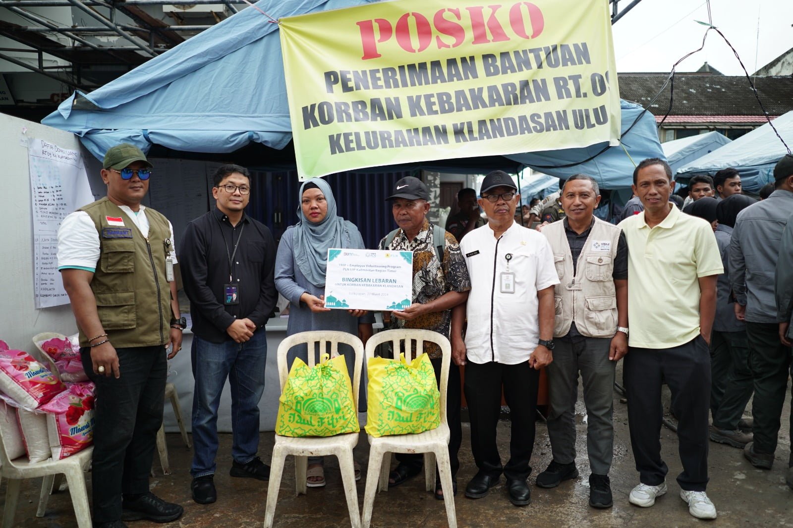 PLN UIP KLT Berikan Bingkisan Idul Fitri kepada Korban Kebakaran Klandasan Ulu