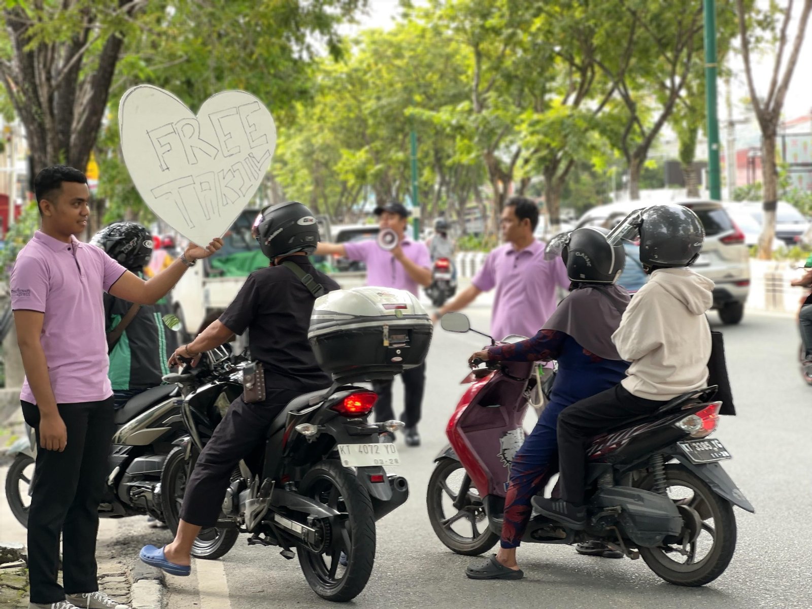 WhatsApp Image 2024 04 02 at 2.04.37 PM scaled Bagikan 600 Takjil Gratis, di HUT Hotel Midtown Xpress Balikpapan Berbagi ke Pengguna Jalan PROKALTIM
