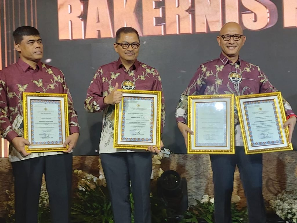 WhatsApp Image 2024 04 23 at 16.12.01 Kabid Humas Polda Kaltim Terima Penghargaan Dalam Kegiatan Rakernis Humas Tahun 2024 PROKALTIM