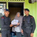 Brimob Kaltim Peduli, Bagikan Paket Sembako Kepada Masyarakat Balikpapan