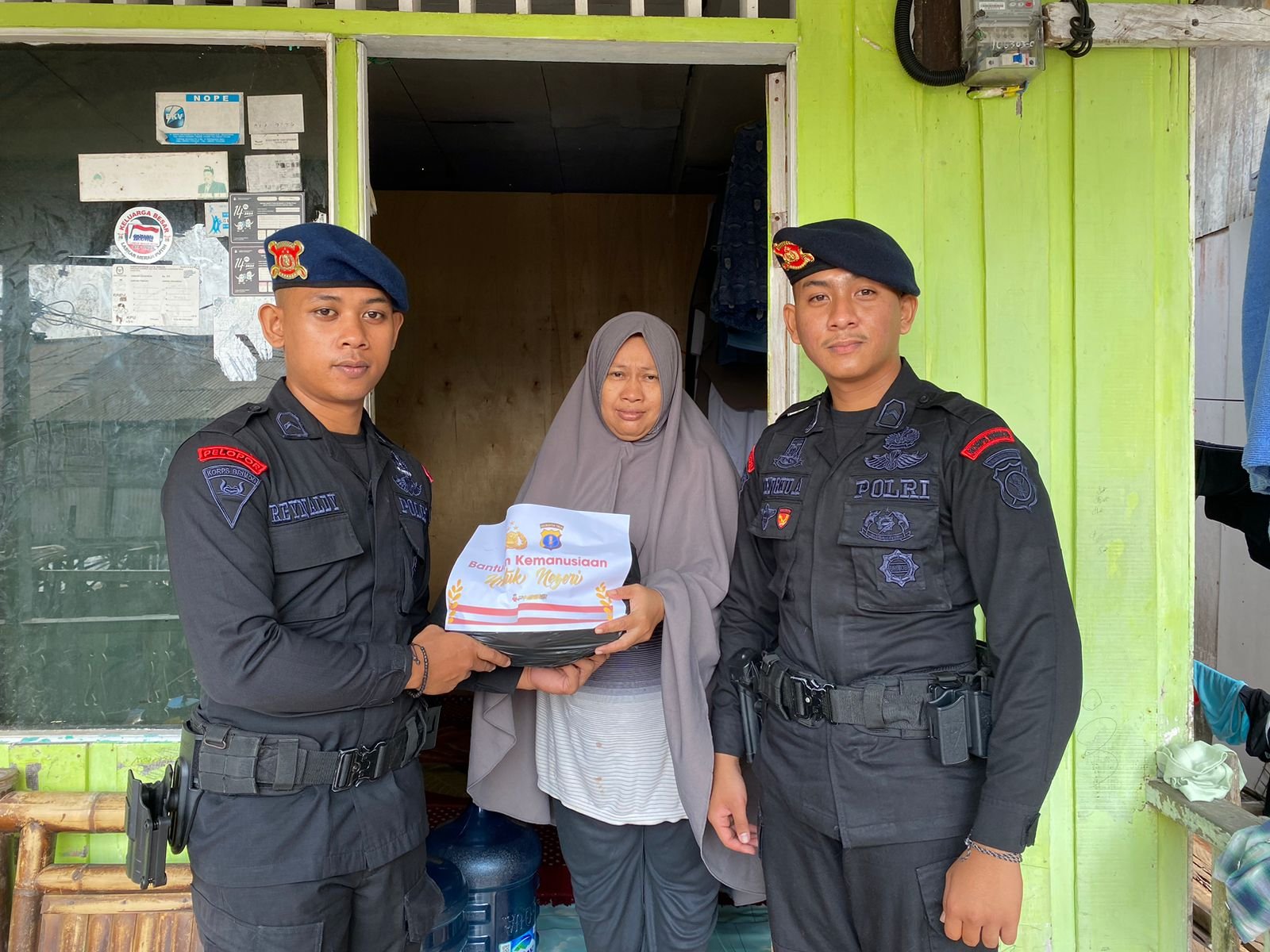 Brimob Kaltim Peduli, Bagikan Paket Sembako Kepada Masyarakat Balikpapan
