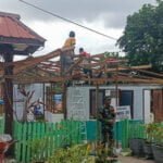 SEMANGAT GOTONG ROYONG: Para Taruna Akademi TNI, Akpol, PSSN, Praja IPDN dan Kadet Unhan RI peserta Latsitarda Nusantara ke 44 dan Warga RT 55 Muara Rapak Bersatu Perbaiki Posyandu Rusak, bertempat di kelurahan Muara Rapak, Balikpapan, pada Jumat(10/5/2024).