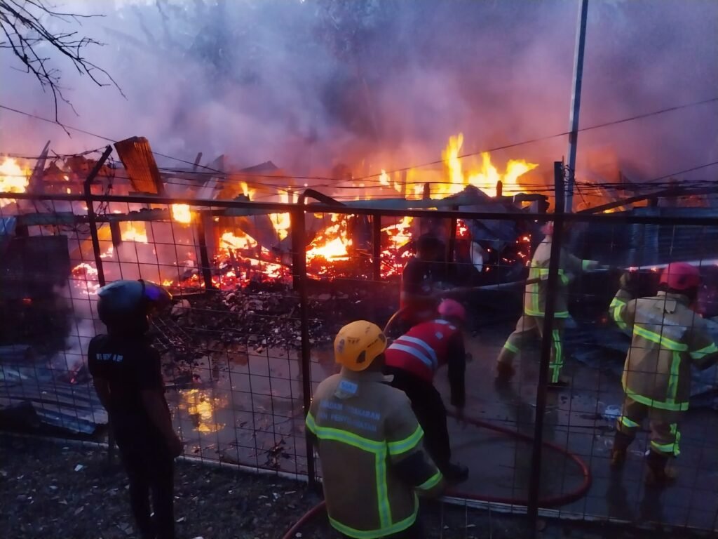WhatsApp Image 2024 05 14 at 21.24.14 Kerahkan AWC dan Tim Respon Bencana, Batalyon A Pelopor Brimob Bantu Damkar di Depan Bandara SAMS Sepinggan PROKALTIM