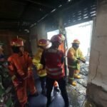 Kebakaran di Jl. Belatuk Balikpapan, Batalyon A Brimob Kaltim Sigap Bantu Pemadaman dan Evakuasi