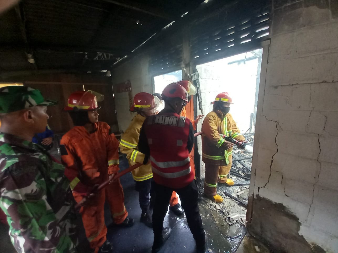 Kebakaran di Jl. Belatuk Balikpapan, Batalyon A Brimob Kaltim Sigap Bantu Pemadaman dan Evakuasi