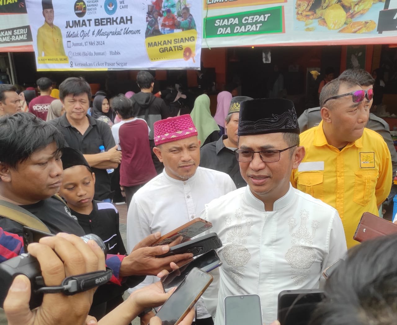 Jumat Berkah, RMC Gelar Makan Siang Gratis bagi Ojol dan Masyarakat Umum PROKALTIM 2 WhatsApp Image 2024 05 17 at 16.41.52 Jumat Berkah, RMC Gelar Makan Siang Gratis bagi Ojol dan Masyarakat Umum PROKALTIM