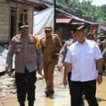 Kapolda Kaltim dan Pj Gubernur Tinjau Lokasi Banjir di Kampung Ujoh Bilang, Kabupaten Mahakam Ulu
