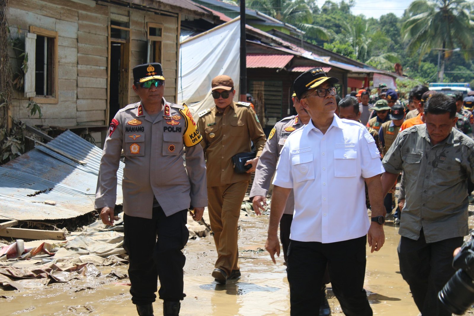 Kapolda Kaltim dan Pj Gubernur Tinjau Lokasi Banjir di Kampung Ujoh Bilang, Kabupaten Mahakam Ulu