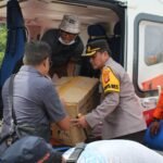Kapolda Kaltim Berikan Bantuan Logistik Kepada Korban Banjir di Mahakam Ulu