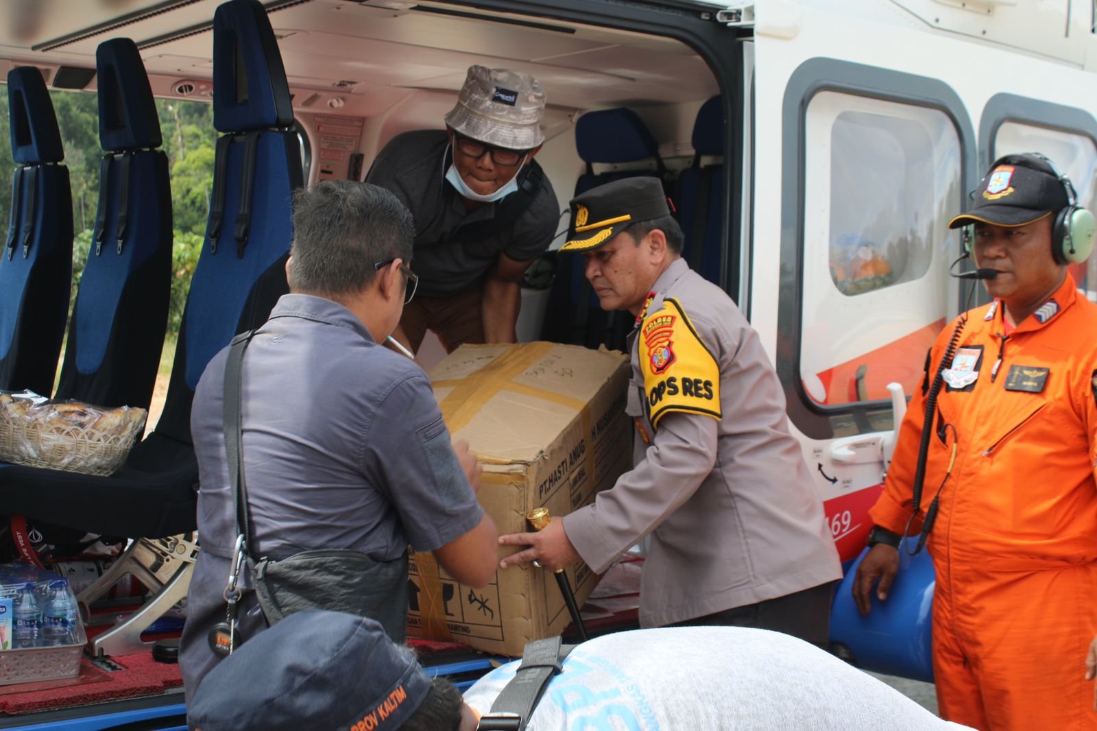 Kapolda Kaltim Berikan Bantuan Logistik Kepada Korban Banjir di Mahakam Ulu