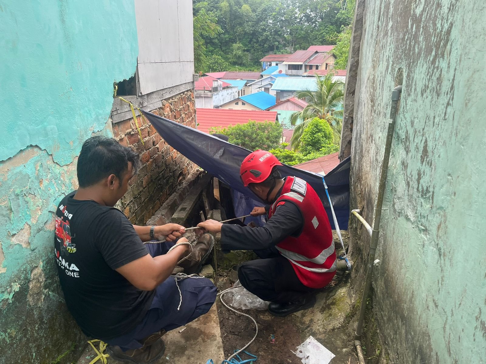 Brimob Batalyon A Bantu Evakuasi Longsor di Karang Bugis Balikpapan