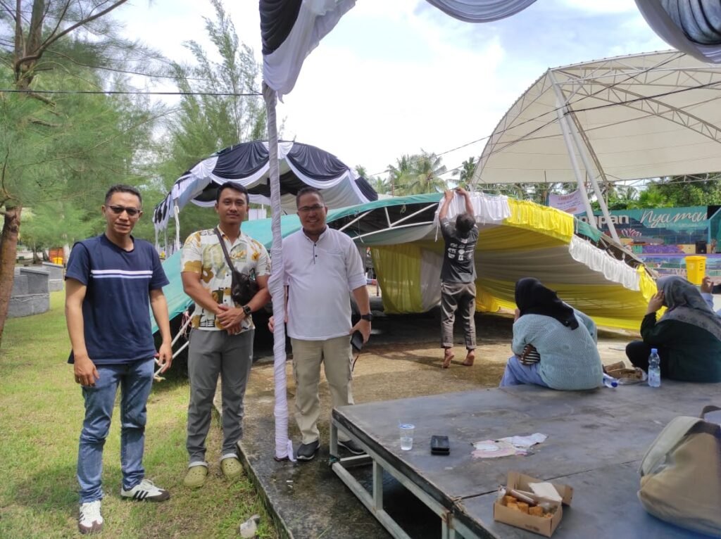 PERSIAPAN: Beberapa panitia BCE 2024 memantau pemasangan tenda di Pantai Manggar Balikpapan.