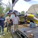 PERSIAPAN: Beberapa panitia BCE 2024 memantau pemasangan tenda di Pantai Manggar Balikpapan.