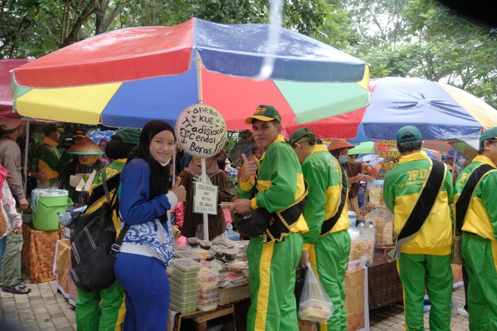 WhatsApp Image 2024 06 02 at 22.04.57 1 Peserta YCC Kunjungi Pasar Tumpah Pringgondani, Kenalkan Wisata Alam sekaligus Kuliner di Balikpapan PROKALTIM