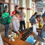 Kapolsek Loa Janan Lakukan Pengecekan Senpi dan HT Inventaris Personelnya