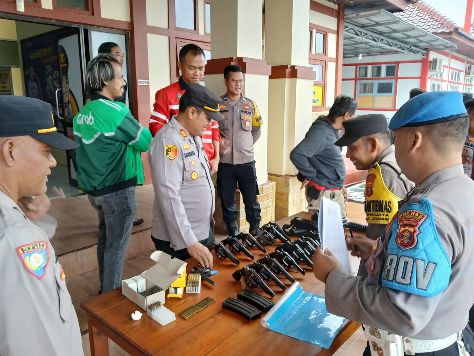 Kapolsek Loa Janan Lakukan Pengecekan Senpi dan HT Inventaris Personelnya