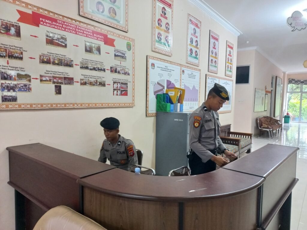 WhatsApp Image 2024 06 13 at 20.43.18 Polres Kutai Timur Laksanakan Monitoring dan Patroli di Kantor KPU Kutai Timur PROKALTIM