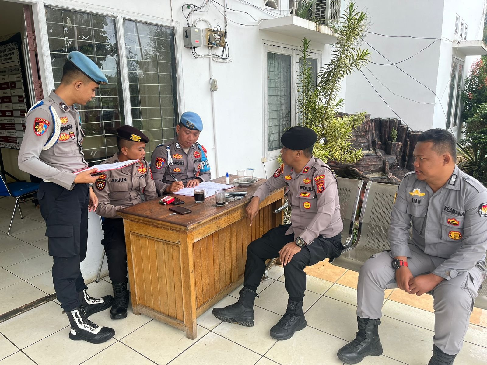 WhatsApp Image 2024 06 14 at 21.56.37 Kegiatan Polres Kutai Barat Laksanakan Pengamanan Kantor KPUD Dalam Rangkaian Pilkada 2024 PROKALTIM